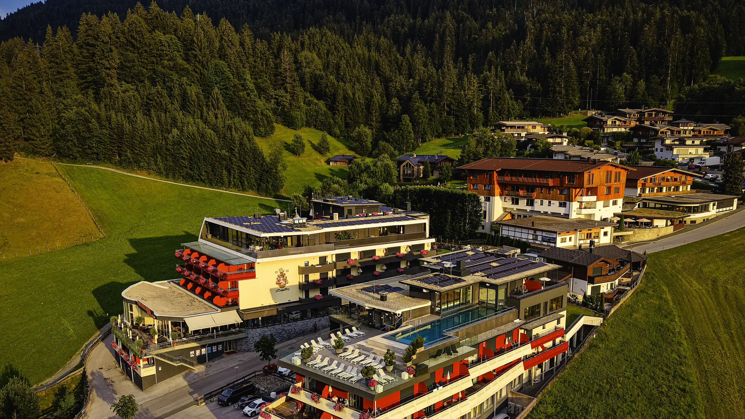 Luchtopname Das Kaiserblick · Tirol bij gouden uur